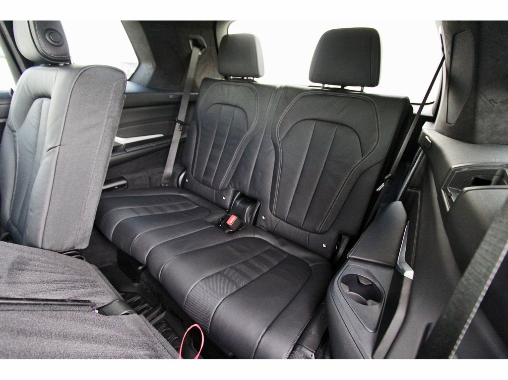 Vehicle image 13 of 32