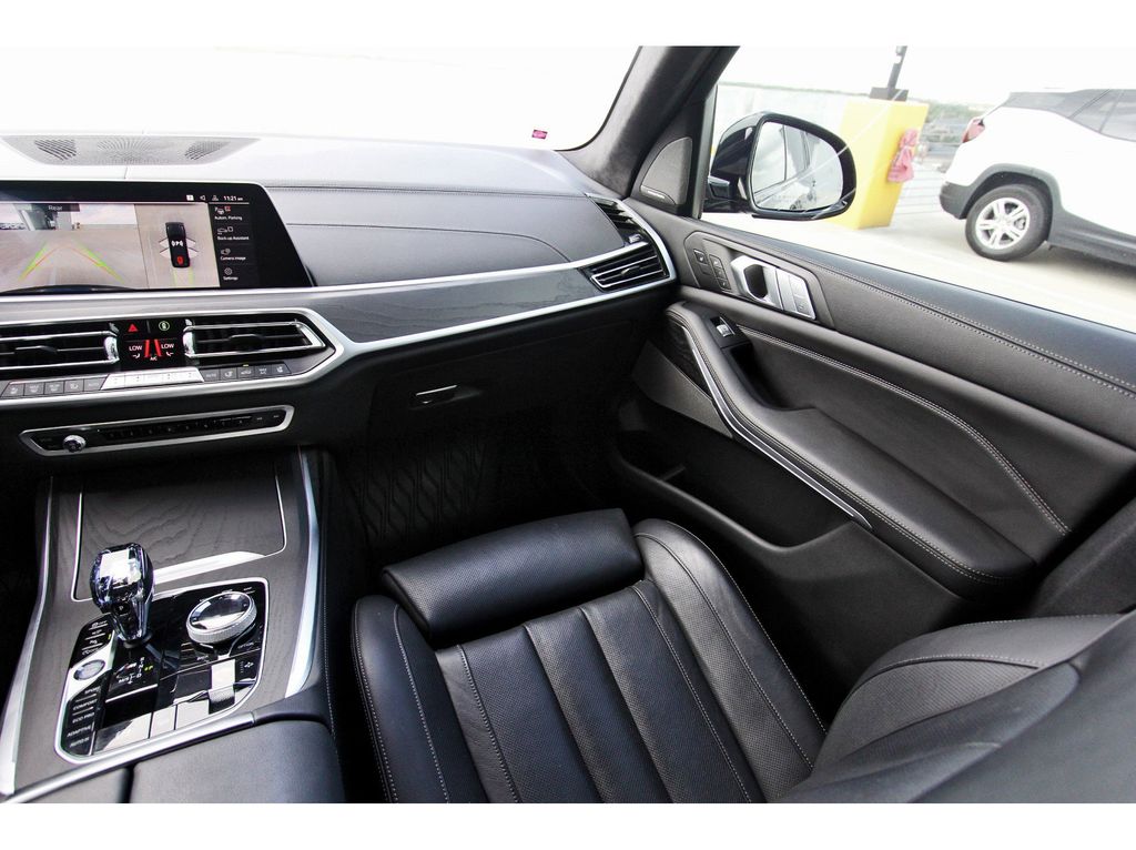 Vehicle image 31 of 32