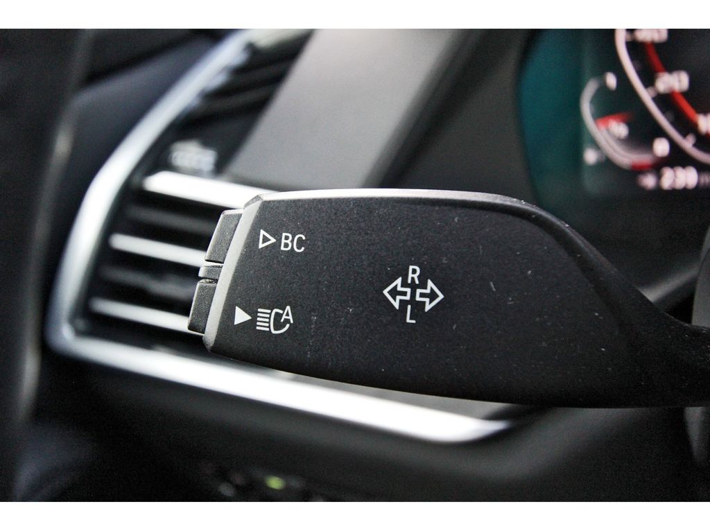 Vehicle image 29 of 32