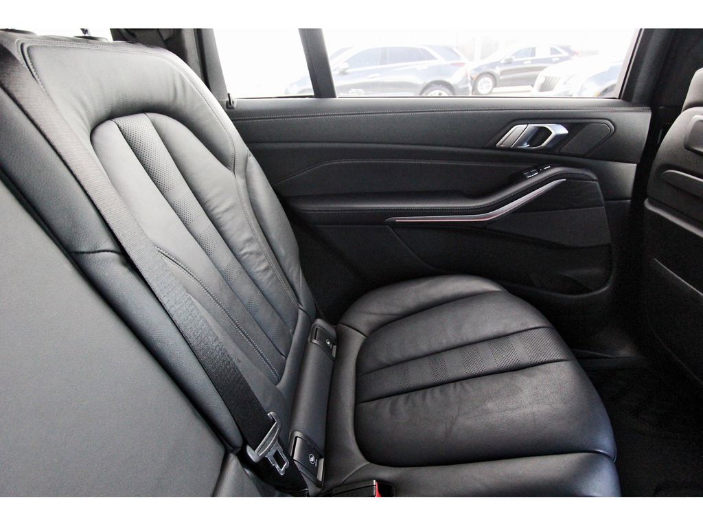 Vehicle image 10 of 32