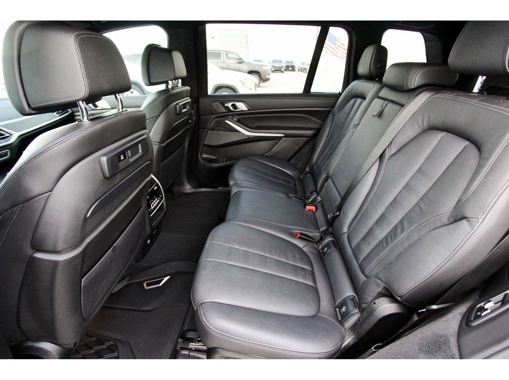 Vehicle image 11 of 32