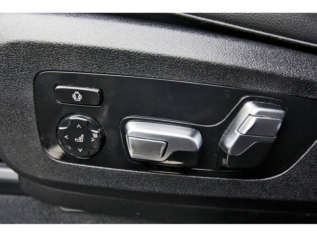 Vehicle image 25 of 32