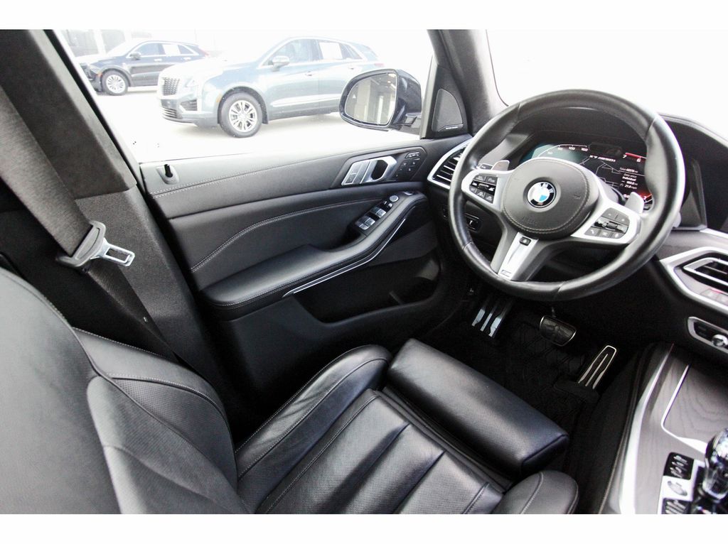 Vehicle image 17 of 32