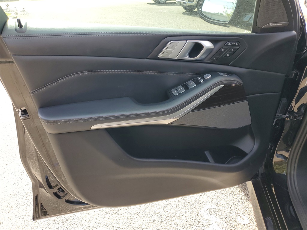 Vehicle image 21 of 40