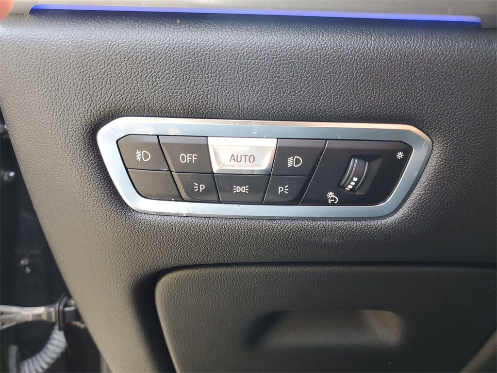 Vehicle image 28 of 40
