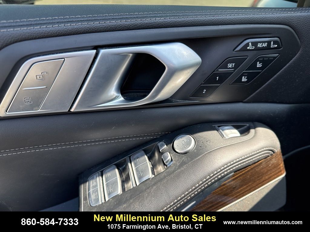 Vehicle image 17 of 27