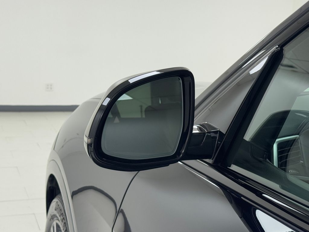 Vehicle image 21 of 44