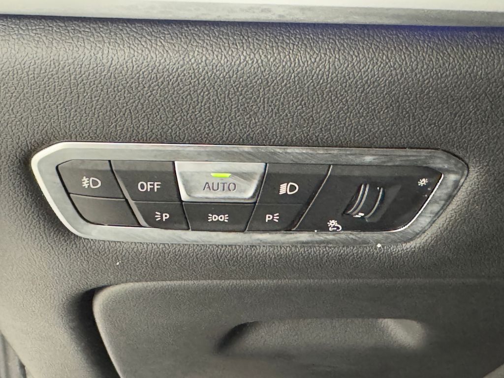 Vehicle image 37 of 44