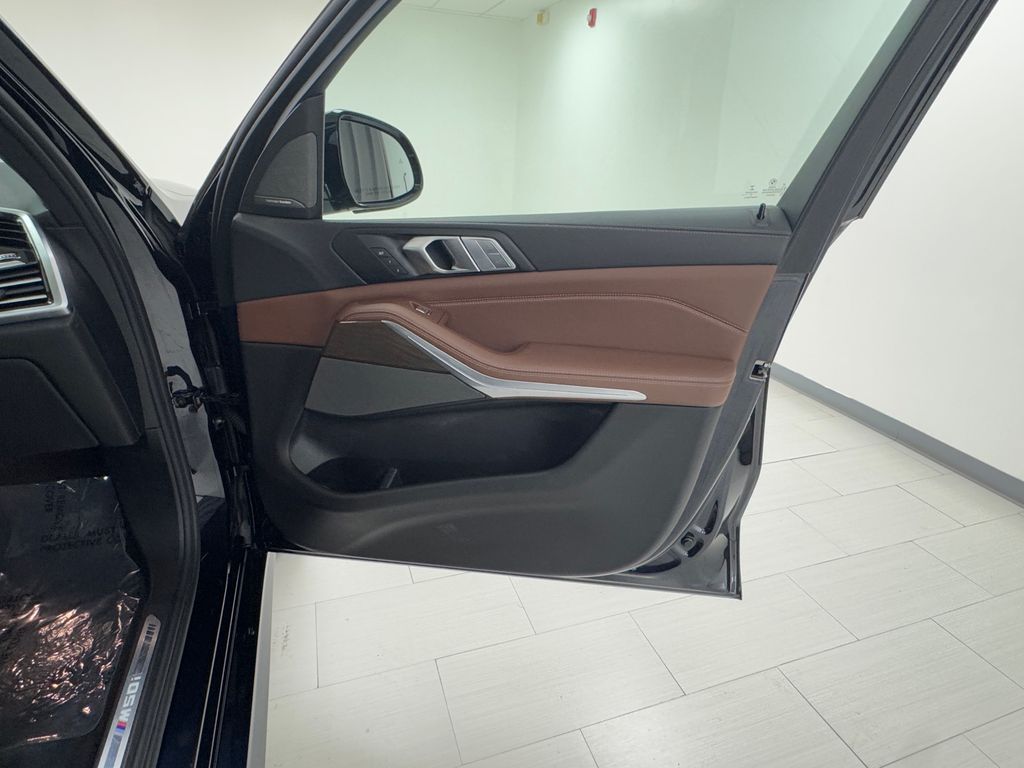 Vehicle image 18 of 44