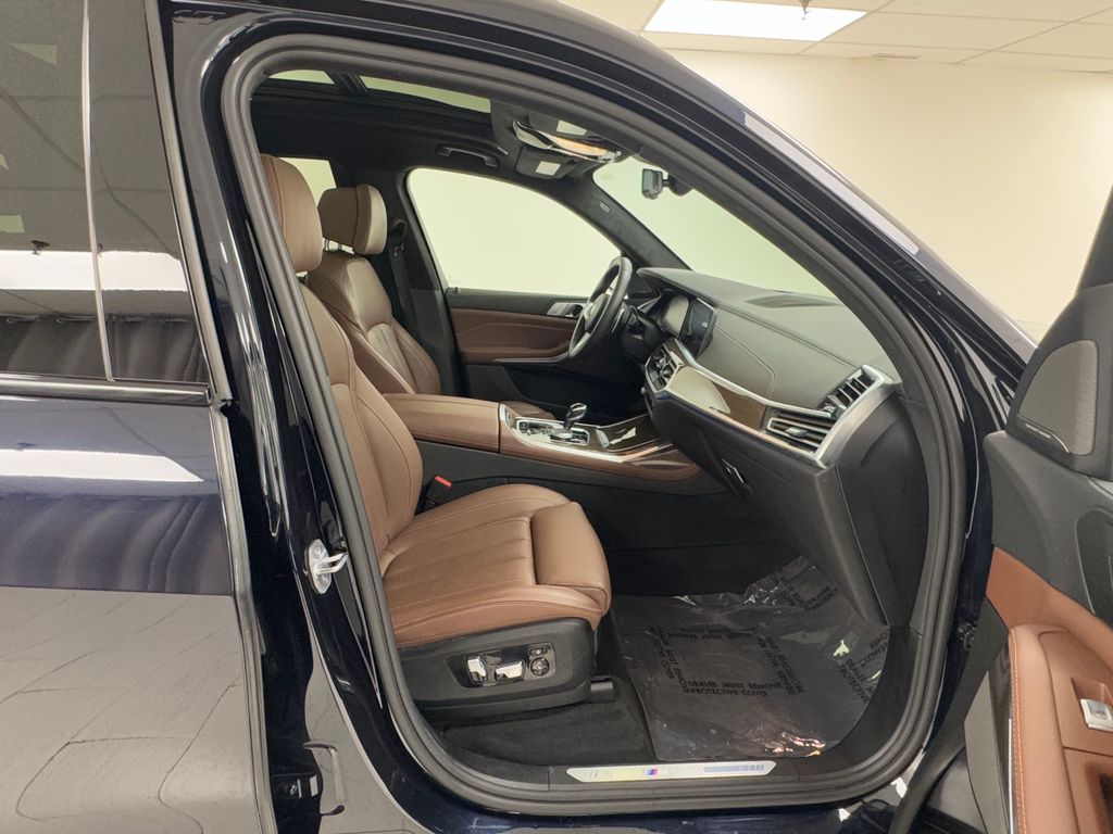 Vehicle image 16 of 44
