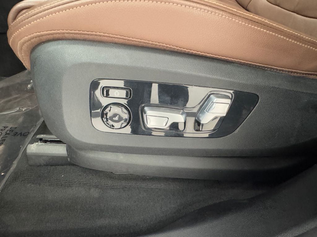 Vehicle image 31 of 44