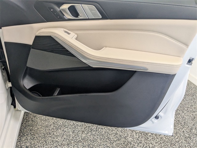 Vehicle image 41 of 44