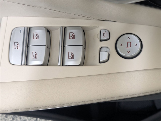 Vehicle image 13 of 44
