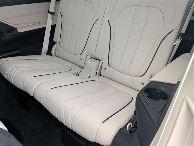 Vehicle image 33 of 44