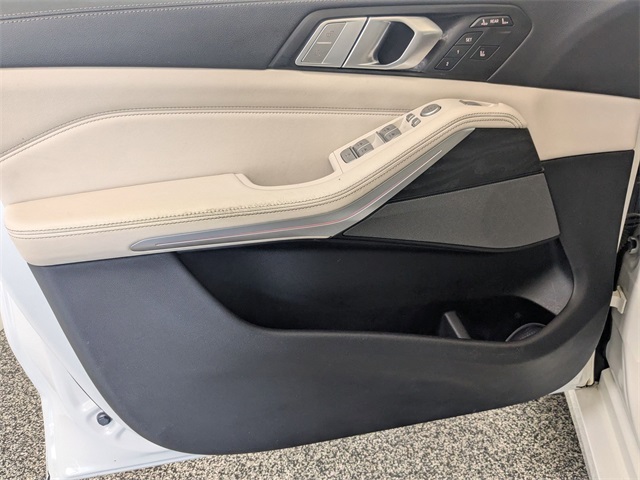 Vehicle image 10 of 44