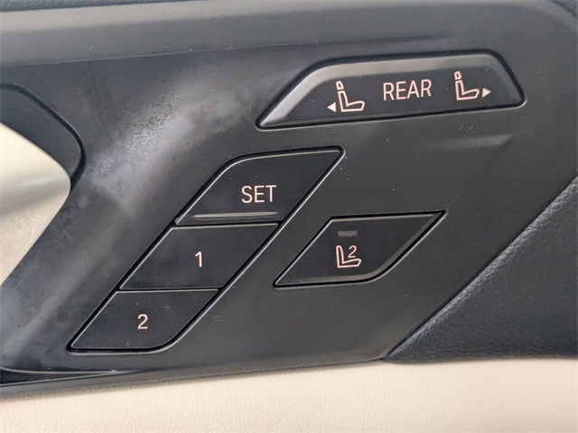 Vehicle image 11 of 44