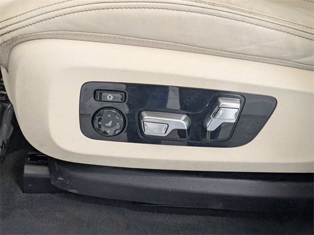 Vehicle image 16 of 44