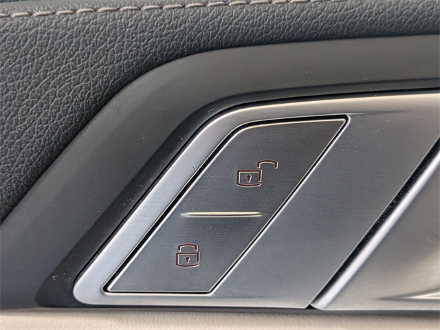 Vehicle image 12 of 44