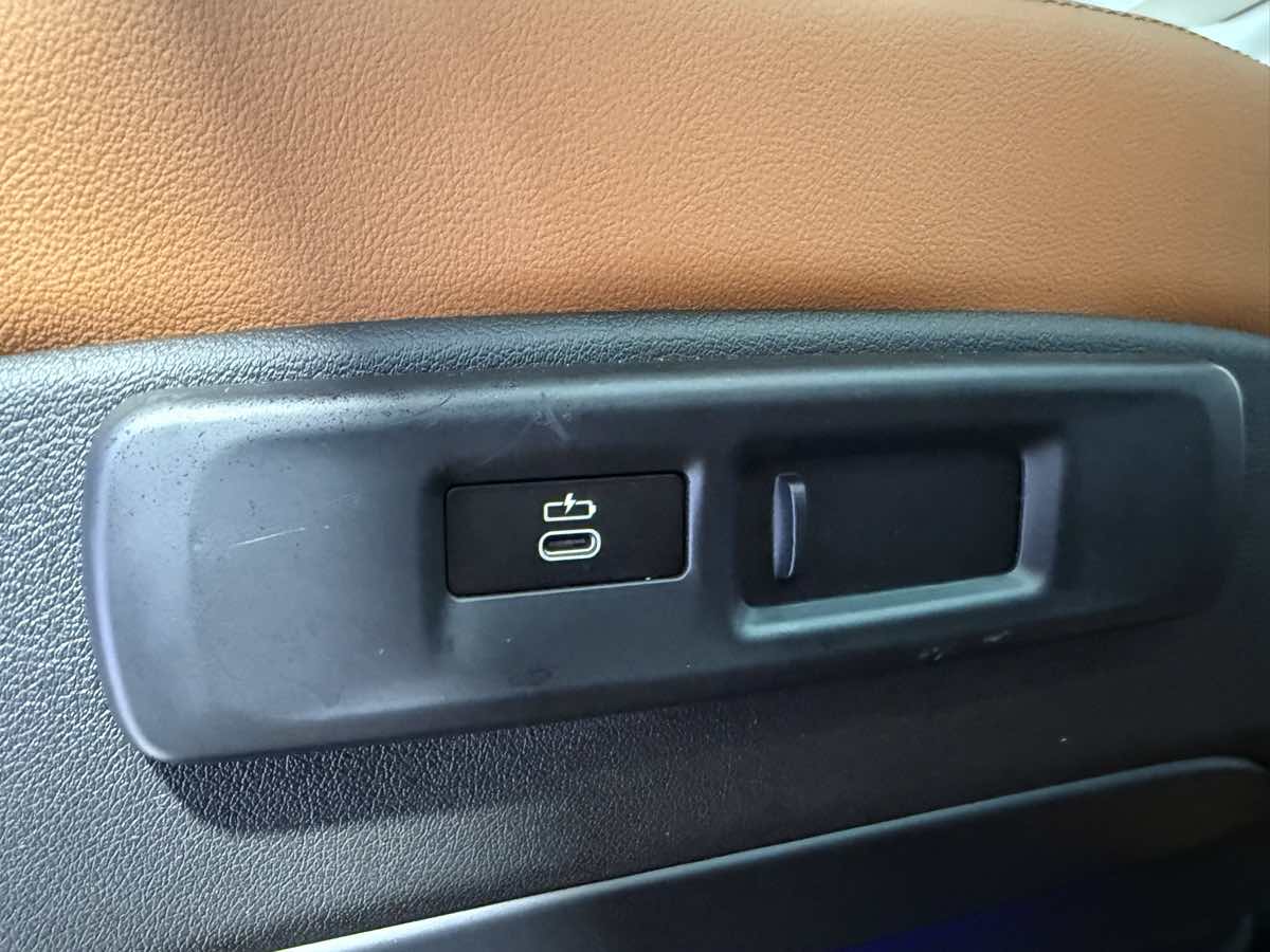 Vehicle image 62 of 81