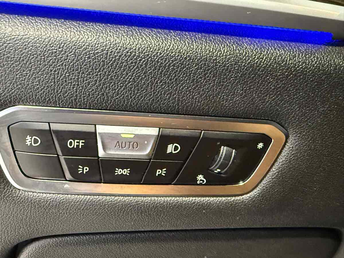 Vehicle image 27 of 81
