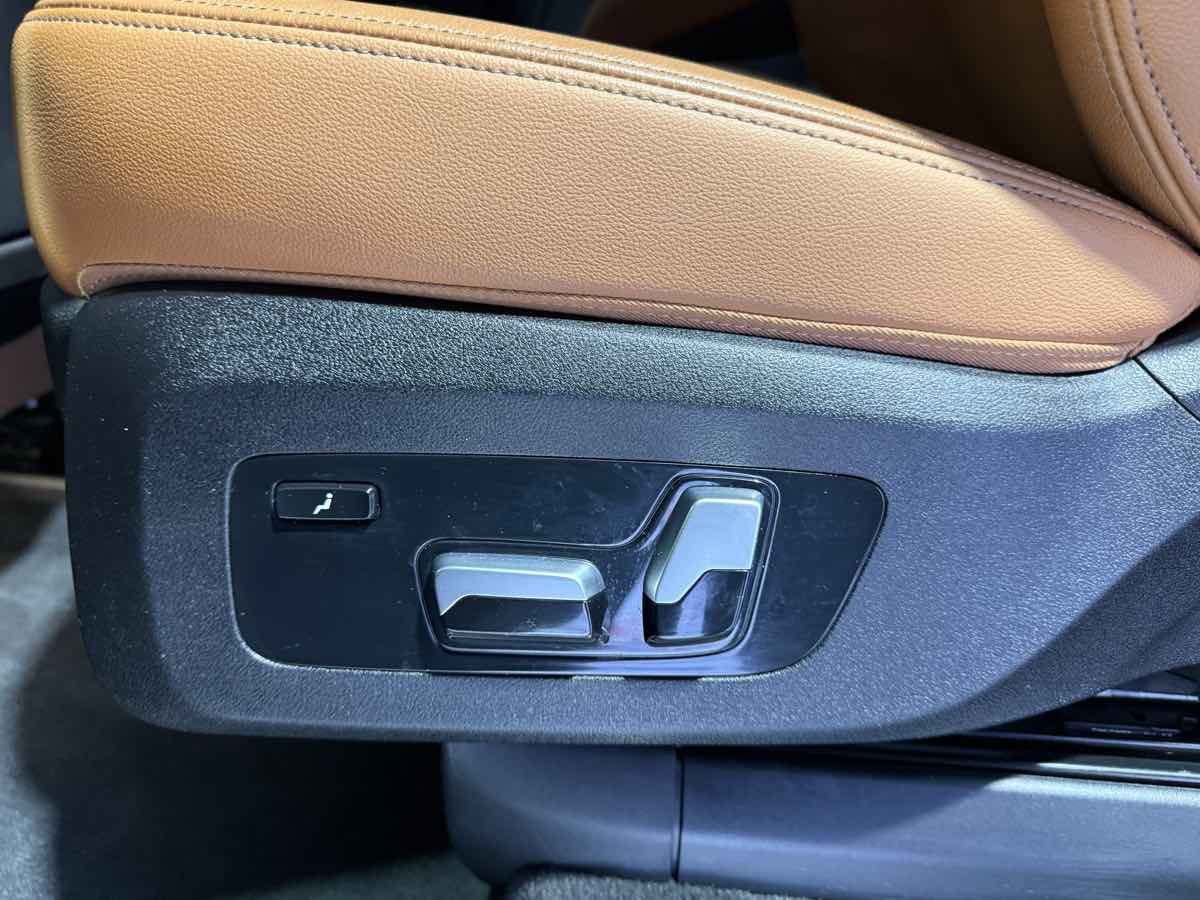 Vehicle image 60 of 81