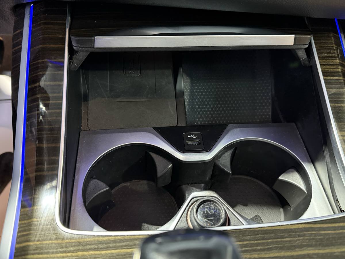 Vehicle image 33 of 81