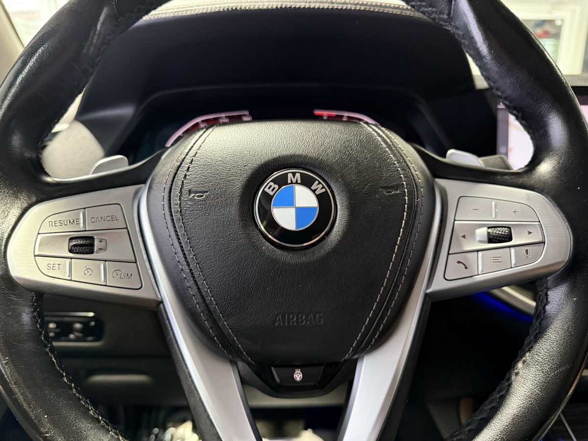 Vehicle image 21 of 81