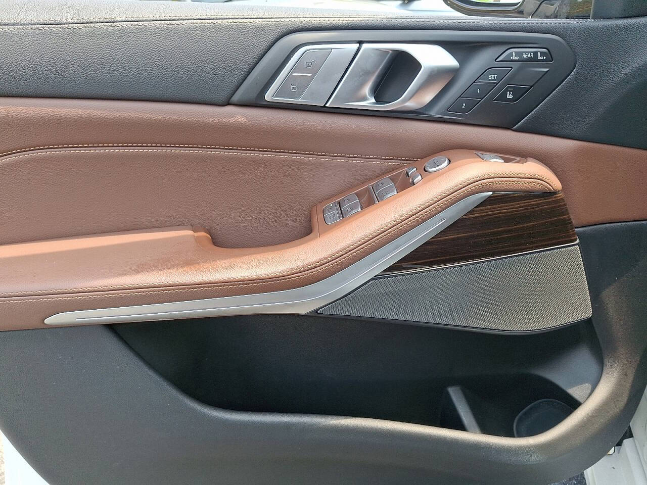 Vehicle image 24 of 33