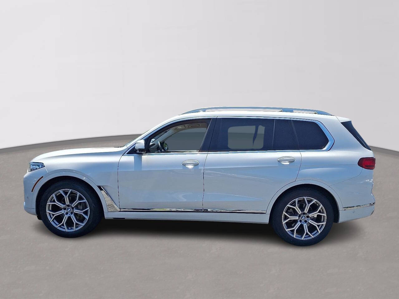 Vehicle image 8 of 33