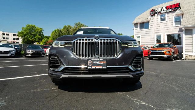 2020 BMW X7 xDrive40i Image 3 of 61