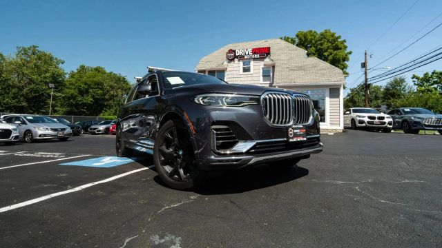 2020 BMW X7 xDrive40i Image 2 of 61