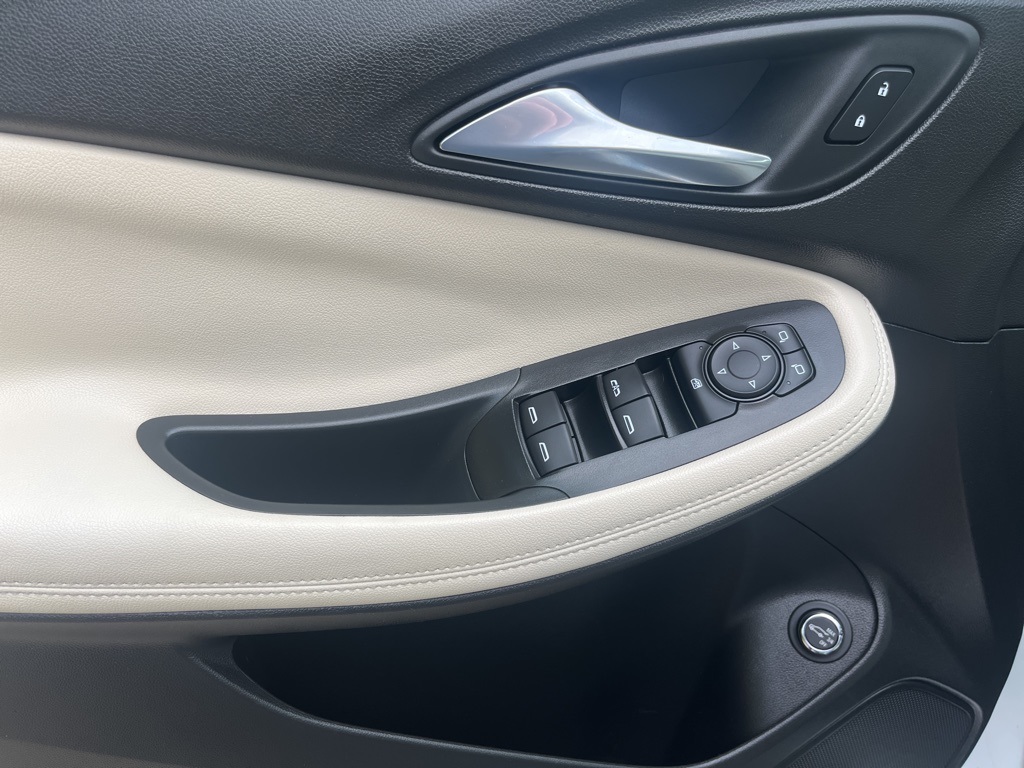 Vehicle image 15 of 20