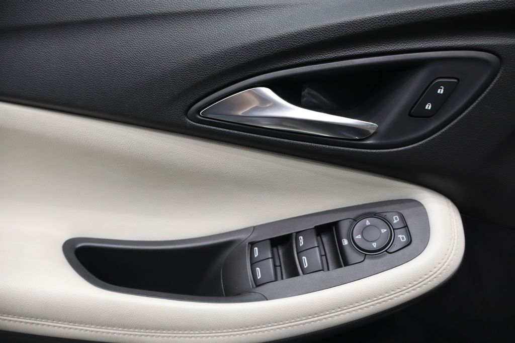 Vehicle image 14 of 38