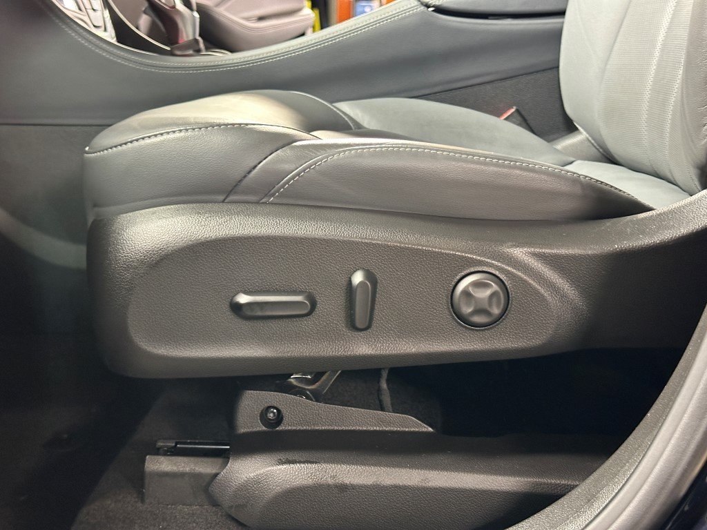 Vehicle image 33 of 37