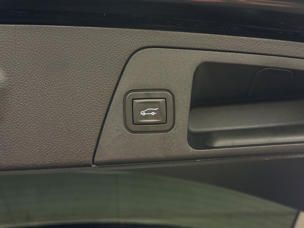 Vehicle image 25 of 37