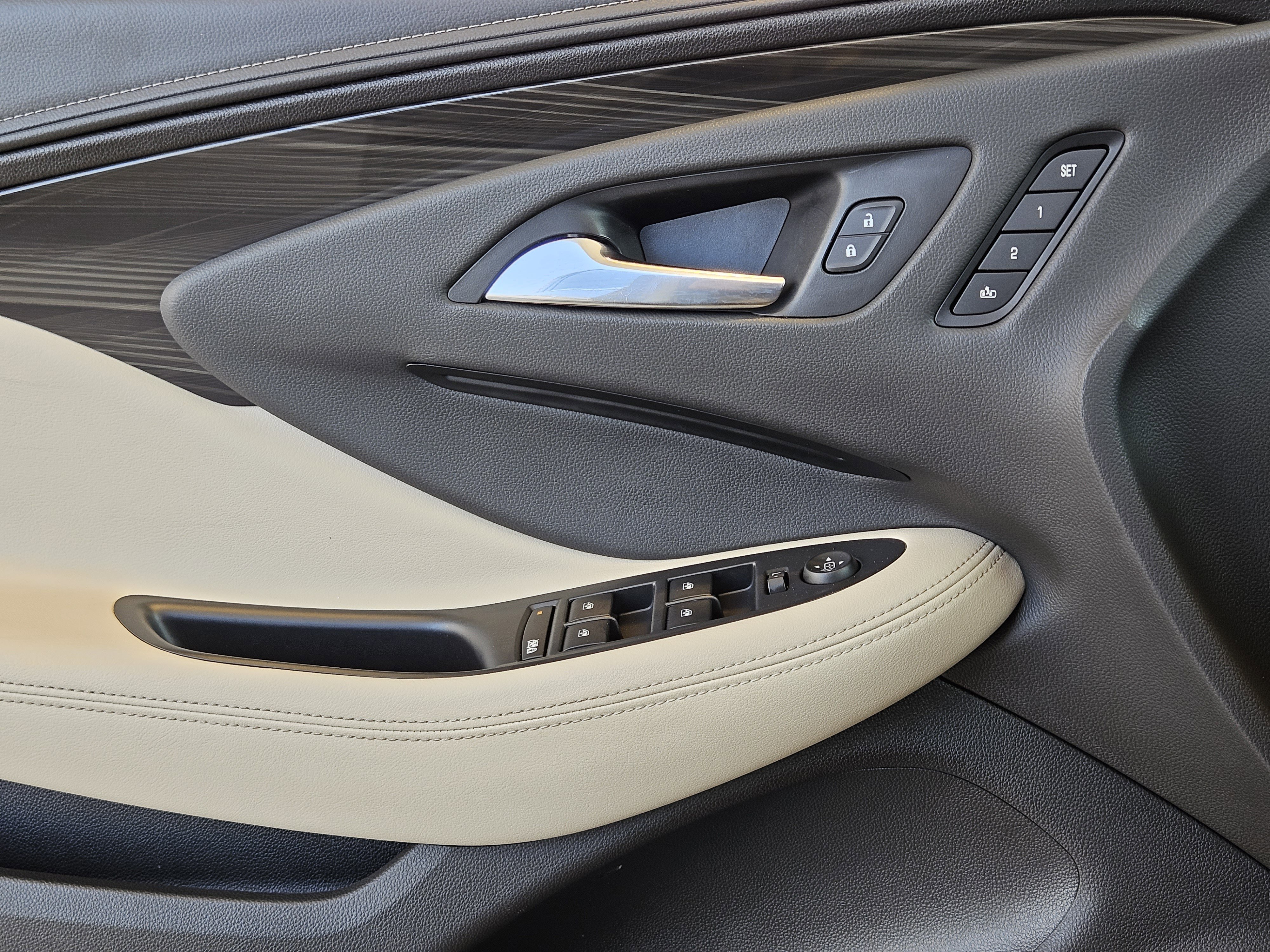 Vehicle image 18 of 21