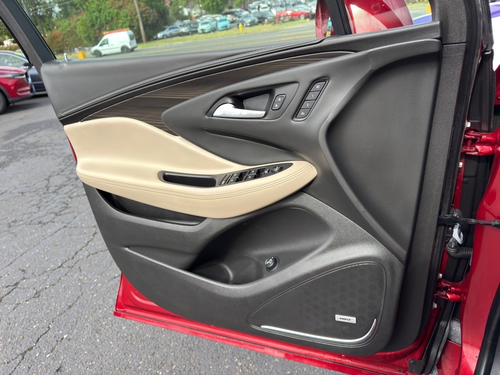 Vehicle image 23 of 32
