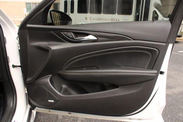 Vehicle image 33 of 47