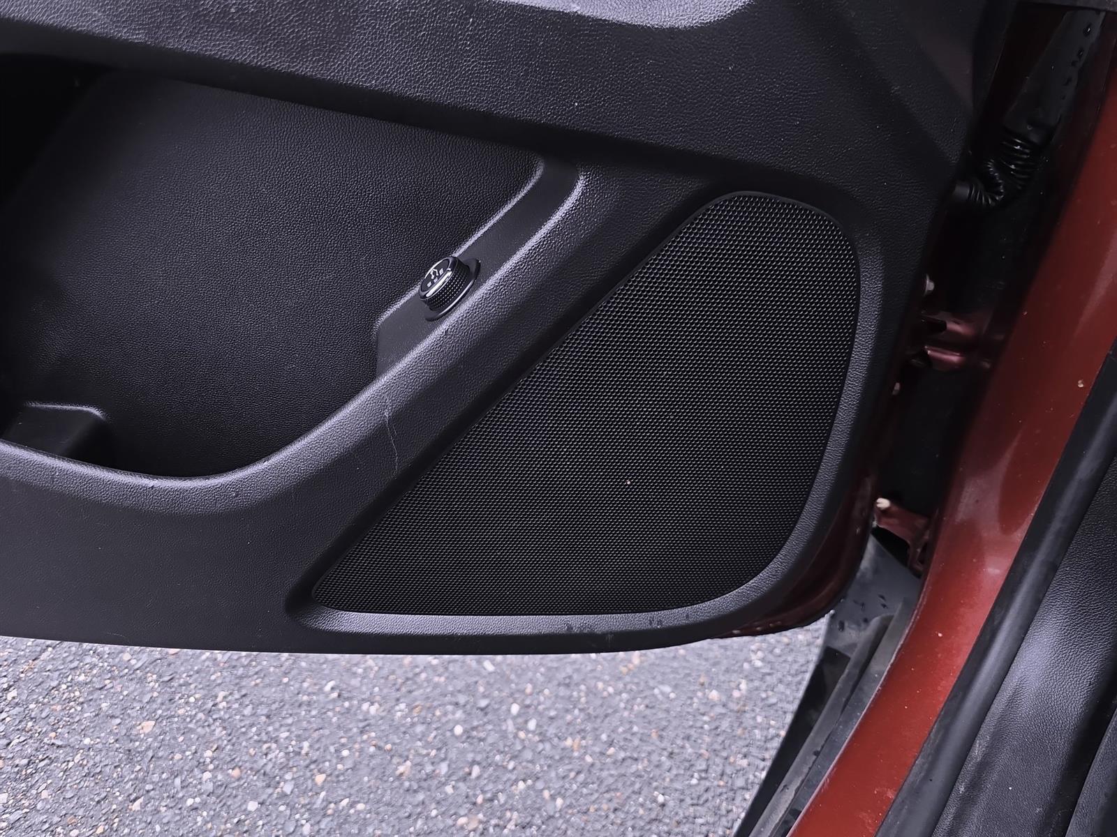 Vehicle image 23 of 34