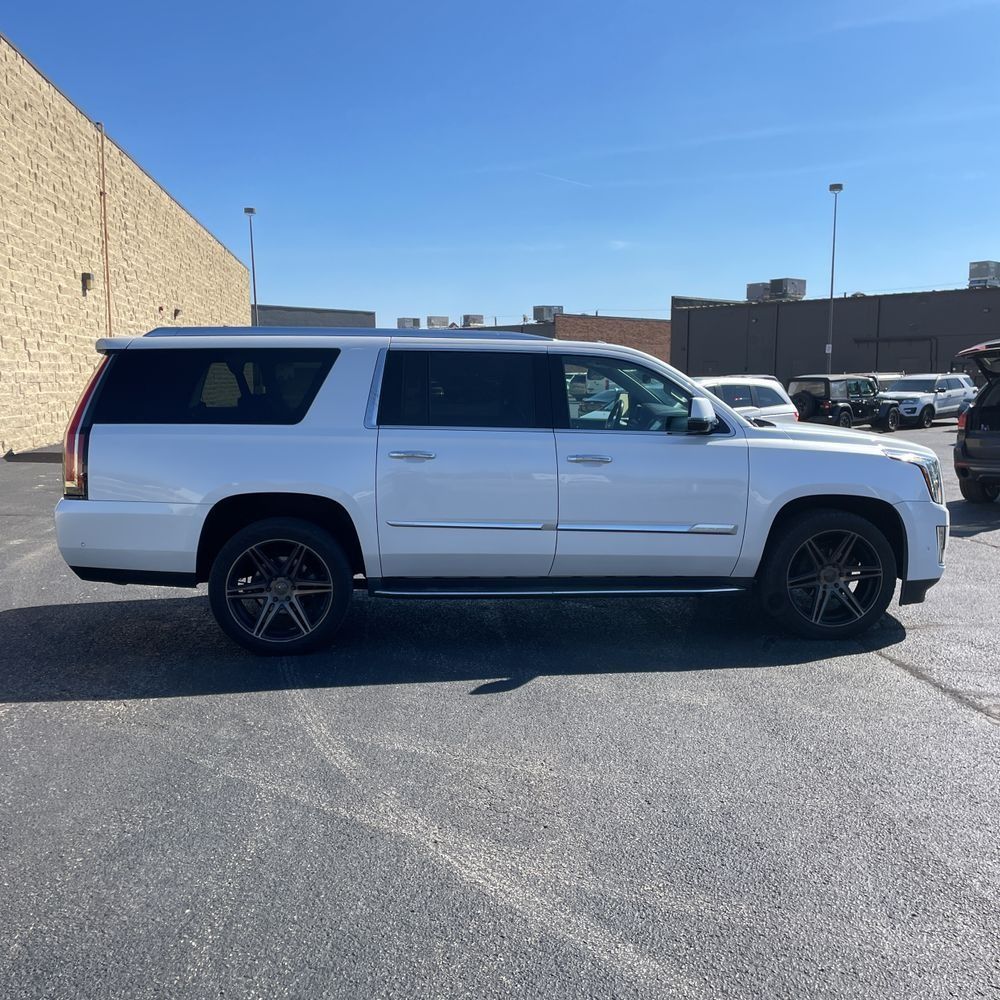 2020 Cadillac Escalade ESV Premium Luxury Image 3 of 18