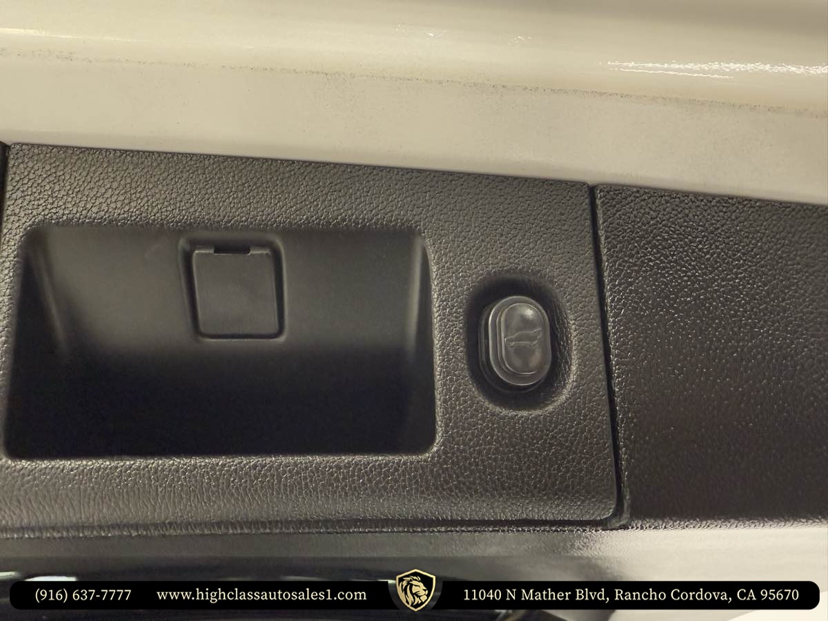 Vehicle image 47 of 52