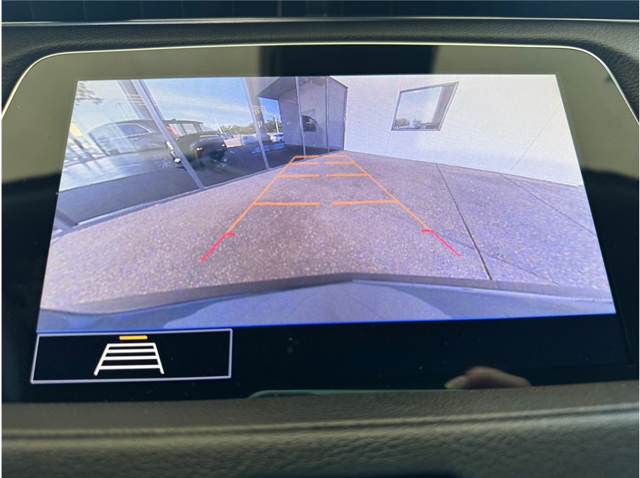 Vehicle image 18 of 23