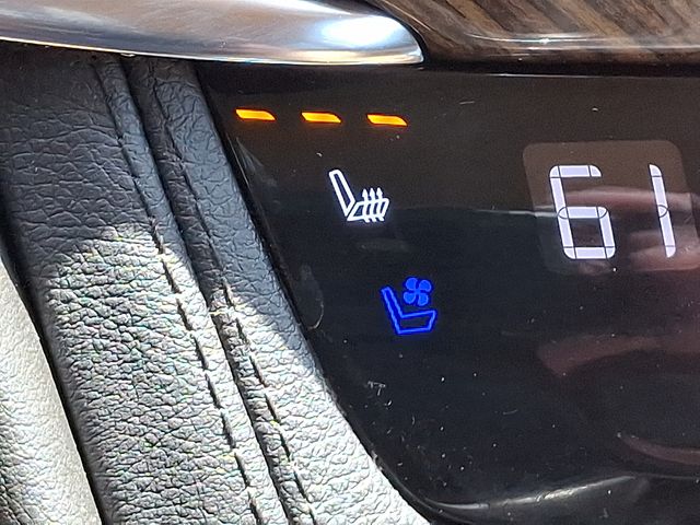 Vehicle image 32 of 40