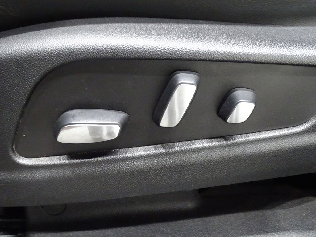 Vehicle image 18 of 44