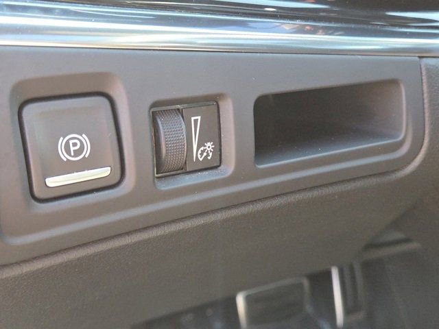 Vehicle image 22 of 34