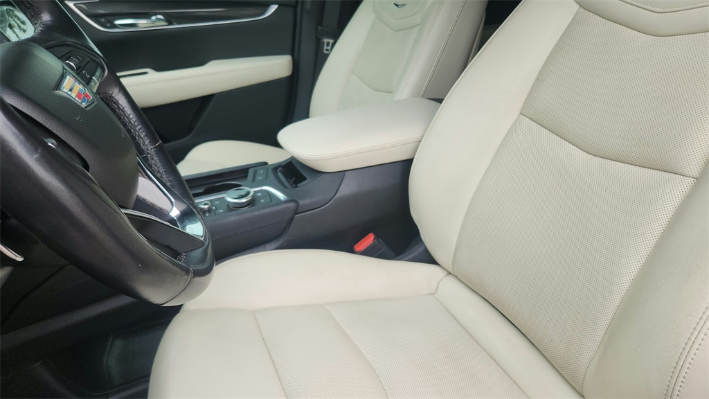 Vehicle image 10 of 41
