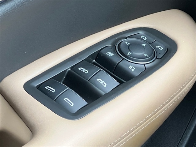Vehicle image 33 of 40