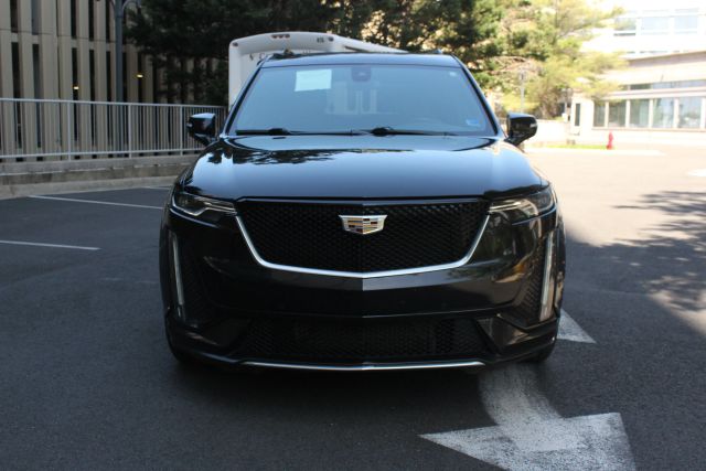 2020 Cadillac XT6 Sport Image 2 of 36