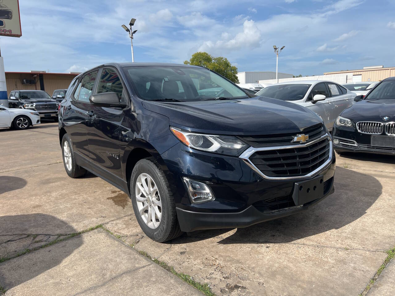 2020 Chevrolet Equinox LS Image 3 of 12