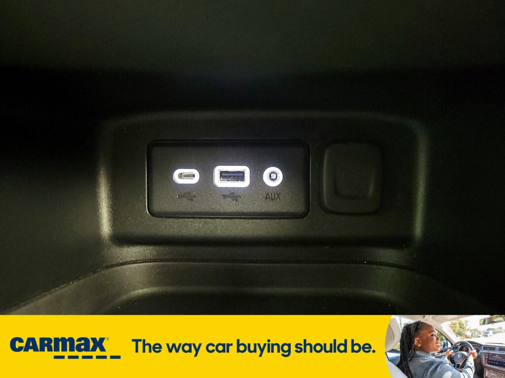 Vehicle image 23 of 29